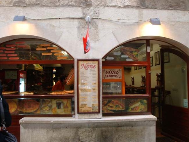 ←ナロドニ広場近くのピザ屋さん。<br /><br />宮殿内に戻って、狭い路地でウインドウショッピング