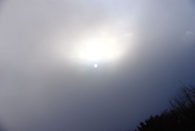 2009/11/25　雲に隠れた太陽。三つ峠より。