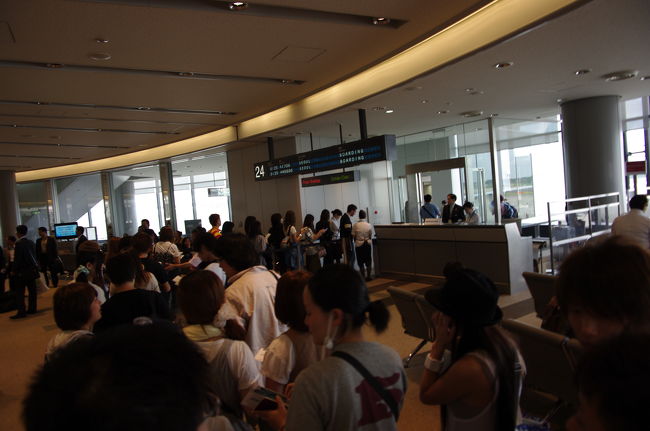 利用する飛行機は、コリアンエアーの706便。<br /><br />ソウル行きだからほとんどの人は、ソウルまでのショートトリップだろうけど、僕らはソウルから同社のタシケント経由カイロ行きに乗り継ぐ。・・・先が長い。僕の人生の中でも、これほど飛行機に乗る旅行は久々だ。