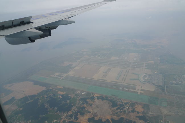 出発から2時間。<br /><br />ソウルの空の玄関、インチョン国際空港が見えてきた。<br /><br />インチョンは、2年連続世界最優秀ハブ空港に輝いている。