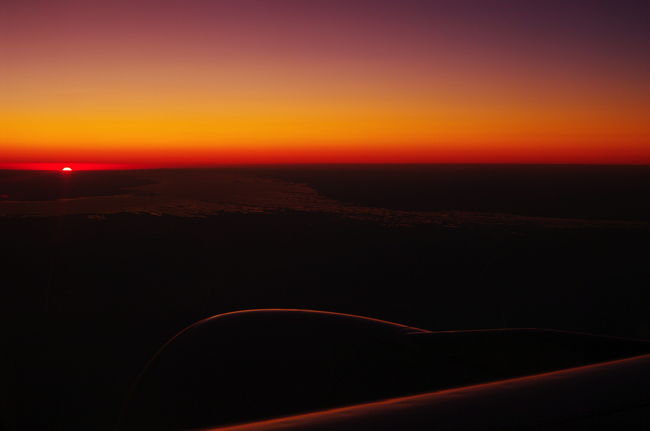 タシケントを離陸直後は、ちょうど日の入りと重なる時間。ひょっとしたら絶景が見られるかも・・・。<br /><br />結果、空いていた右側の窓側の席に移動していて正解だった。地球ってきれいだ。