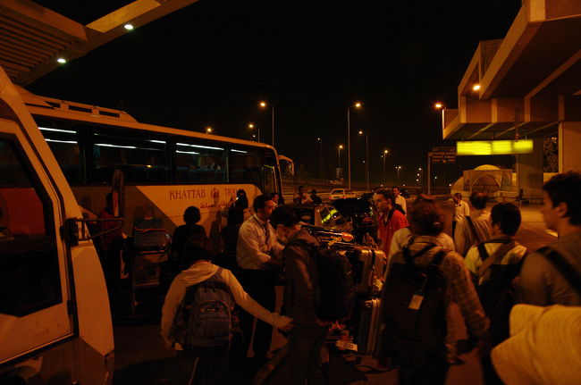 現地時間、午後9時半。<br /><br />日本時間だと、もう夜中の4時過ぎ。<br /><br />長い長い空の旅を終え、カイロ国際空港到着！<br /><br />・・・あまり疲れてない。大韓航空の座席は座りやすかったなぁ。