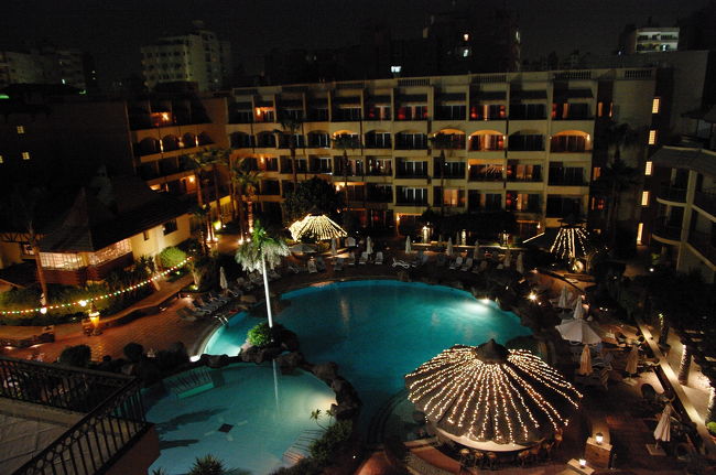 JJWアマランテの中庭。<br /><br />さすがリゾートホテル！　プールもある！！<br /><br />でも、今日はさすがに眠い。特に街にも繰り出さず、寝ることにした。