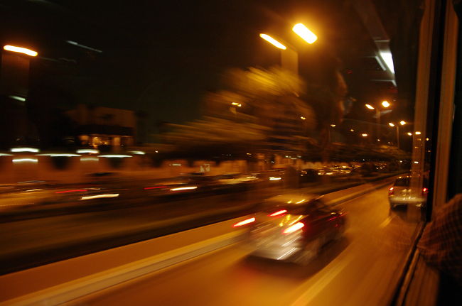 いや、カイロの交通マナーは本当にすごかった。悪い意味で。<br /><br />ちょっとの物損事故くらい、「あ、ごめん」で終わりそうだ・・・。<br /><br />エジプトで日本人観光客が最も注意すべきなのは、テロでも過激派でもなく、車だ。