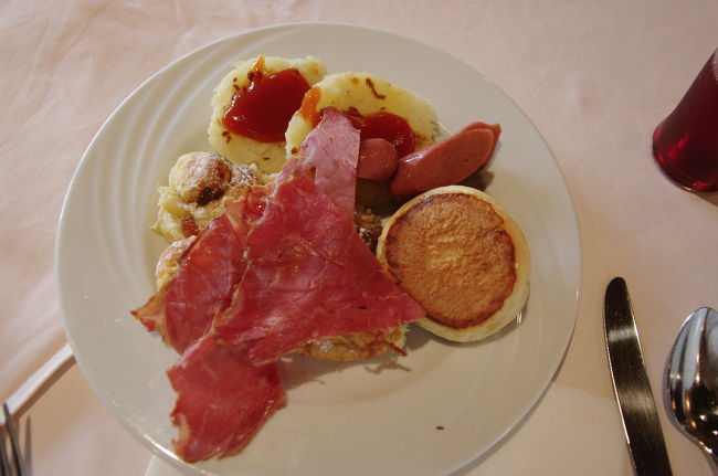 朝は、JJWアマランテのホテルのビュッフェ。<br /><br />味は、脅されていたからか、かなりおいしかった。ってか、十分おいしい。毎日これでもいいよ、俺。<br /><br />でも、盛りつけにセンスがない、俺。