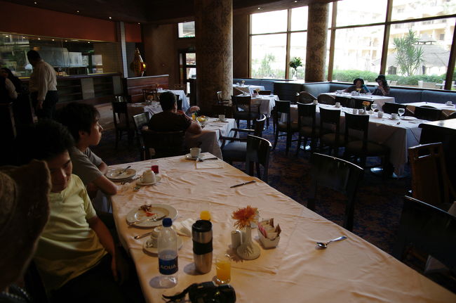 アマランテのホテルのレストラン。朝食後、コーヒーで一息。