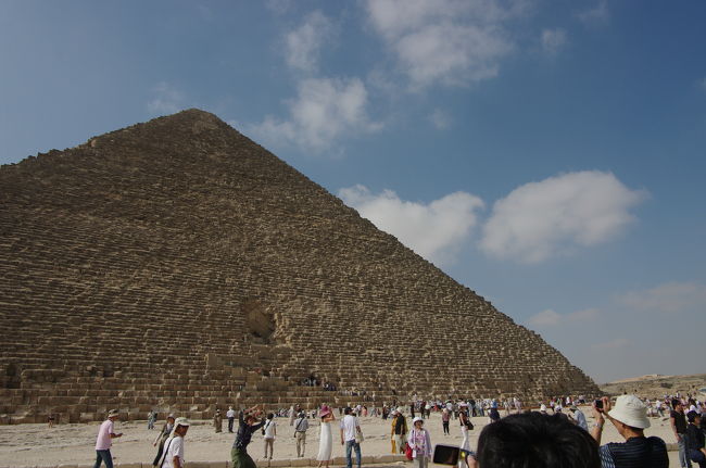 クフ王のピラミッドに到着！<br /><br />で　か　す　ぎ　。　