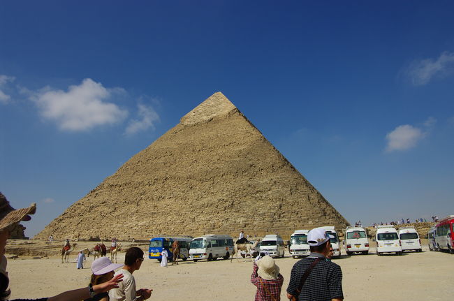 こちらは第２ピラミッド。これなら写真に納まる・・・。