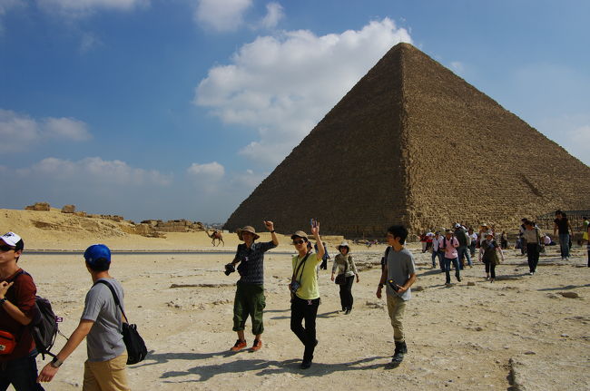 先ほどは16mmレンズでも引ききれなかった、第１ピラミッド。今度は第２ピラミッド側から。