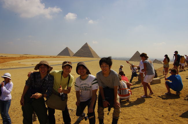 近くの小高い丘の上に移動。<br /><br />ここは記念写真スポットです。<br />ガイドさんに撮ってもらいました。