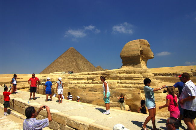 続いてスフィンクスに移動。<br /><br />それにしても熱い。<br /><br />ヨーロッパの皆さん。よくタンクトップで無傷ですね・・・。
