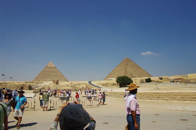 第１・第２ピラミッドをスフィンクス側から。<br /><br />さっきの「記念写真スポット」とは反対側です。