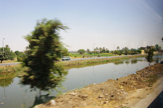 さて、昼食を終え、次のピラミッドに向けて、中央線もない道を、バスは爆走。<br /><br />ちょっとの凹凸でも車内乱気流・・・。<br />酔いやすい人は酔い止め必須かも。<br /><br />持ってなかった僕は・・・気合いです（笑）