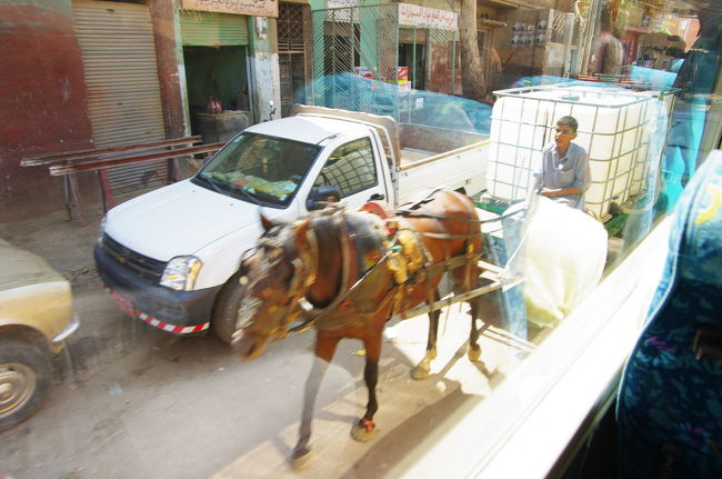 狭い狭い道路に、バスはためらいなく入っていきます。<br /><br />街中では、子供が馬車で農作物を引く姿も。いまどき日本では考えられないですね・・・。