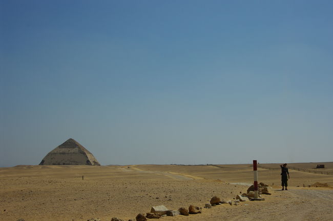 こちらは、屈折ピラミッド。<br /><br />「最初、急こう配で作っていたが、建設上の強度問題が生じたために、途中から傾斜を緩くした」などの説が有力です。古代エジプト人の試行錯誤の跡です。