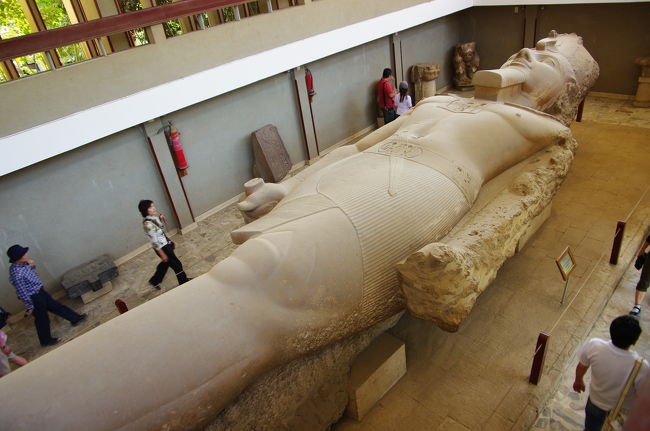 ラムセス２世の巨像。