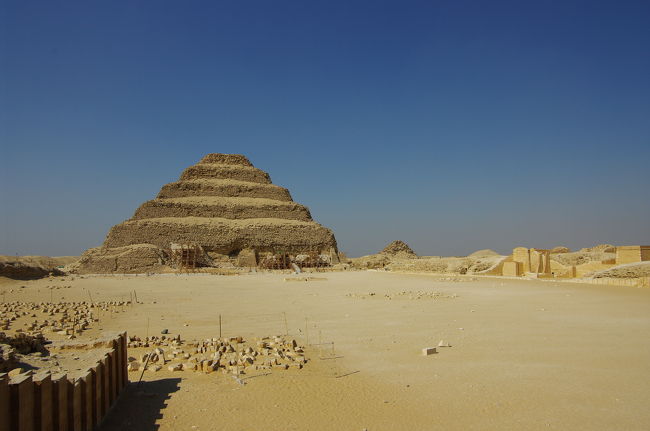 世界最古の石造建築と言われている、階段ピラミッド。<br /><br />遺跡内で、円をドルに換えてくれと、現地人にひたすらお願いされましたが、持ってきたドルに限りがあるため、断りました・・・。