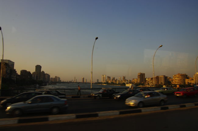 ナイル川を渡り、夕食のレストランへ！