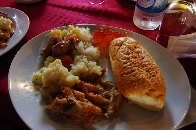 この日の夜はビュッフェ。<br /><br />シチューと塩の利いた白飯がおいしかったです。<br /><br />エジプトでよく見かける乾いた寒天みたいな赤いゼリーは甘くて味が濃い。たぶん日本人の口には合わないだろうな・・・。