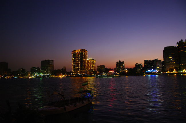 カイロは、かなりの大都市です。<br /><br />夜景がきれいだ！