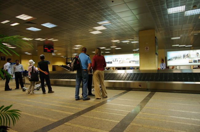 ルクソール空港に到着！<br /><br />でも、僕らのツアーの人の荷物ひとつが、待てど暮らせど出てこない・・・。<br /><br />３０分くらい待ちましたが、結局出てこないってことで、ロストバゲージの手続きをして、発見を待つことになりました。