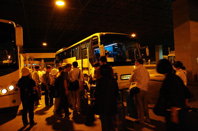 もう日付が変わろうとする頃・・・ルクソール空港を出発。ホテルへ向かいます。<br /><br />ホテルについても、深夜のため外は何も見えず・・・<br /><br />長い一日でした！　今日の撮影はこれで終わりです。