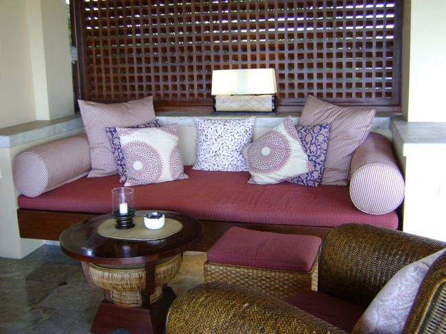 　リビングのソファー。<br /><br />　ここでごろごろしたいのですが、いつも<br /><br />　時間に追われちょこっと座るだけ。