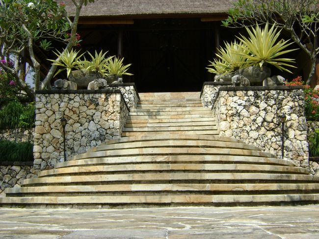 <br />　大好きなラウンドの階段。<br /><br />　レセプションへ続きます。