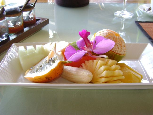 　毎回食べるフルーツ。<br /><br />　でもこのお皿は小です。<br /><br />　パッションフルーツ、大好き！　