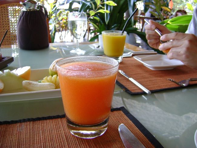 　相方はマンゴージュース。<br /><br />　これも絶品！パッションを食べてる相方。