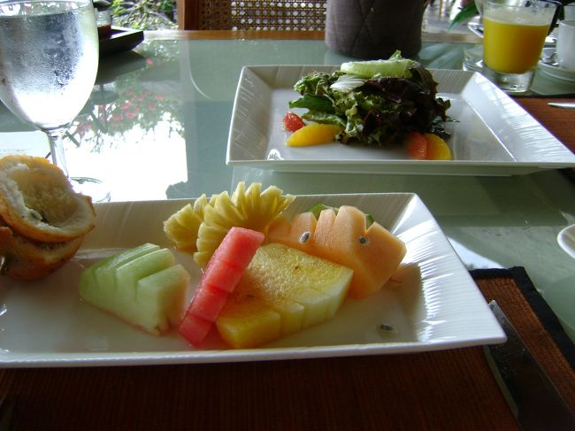 　フルーツとサラダ。<br /><br />　素晴らしく美味しい〜〜〜！