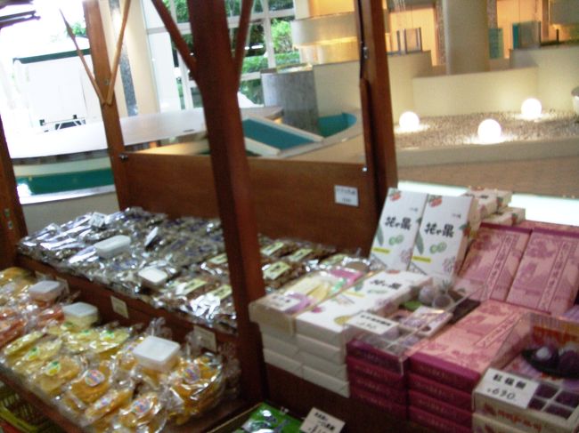 朝は朝市が行われるらしい。<br />試食もあり！