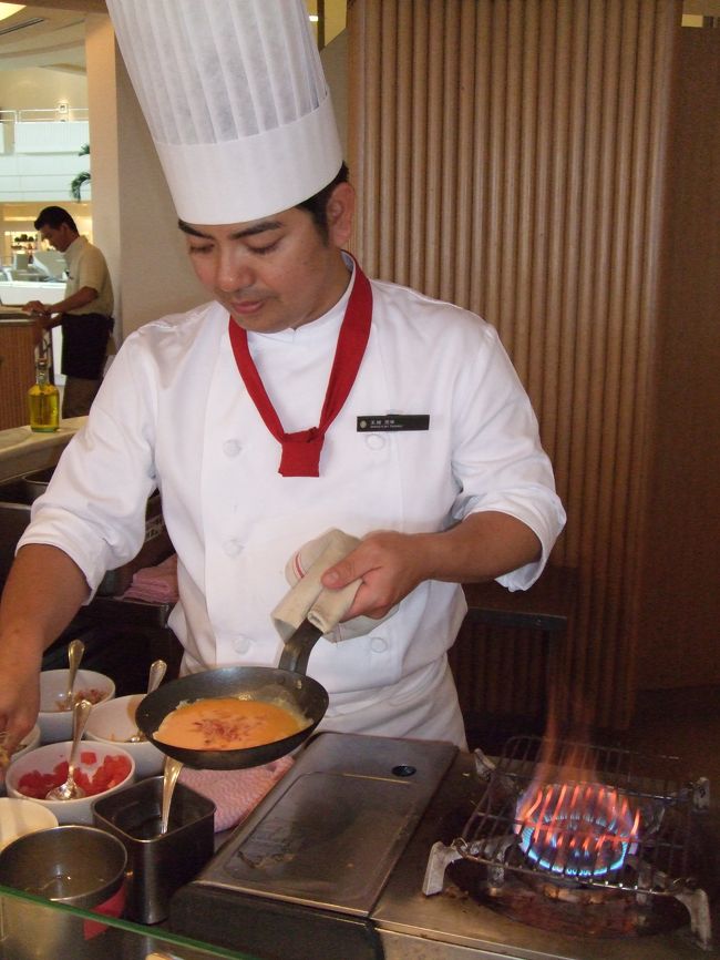 オムレツはチョイス式で目の前で焼いてくれます。