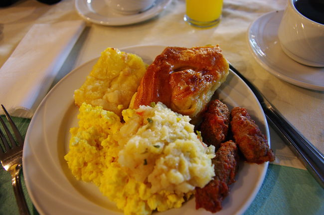 今日の朝食もバイキングです。<br /><br />宿泊した、ピラミサ・イシス・ルクソールのレストランにて。<br /><br />エジプトのパンは概しておいしいです！