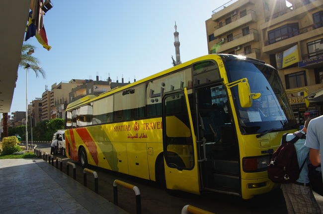 午前8時。ホテル出発！<br /><br />現地の運転手さんとガイドさん。ラマダン中にもかかわらず、早朝よりよく働いてくれます。