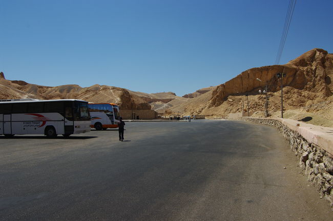 ツタンカーメンのミイラが見つかった「王家の谷」の入り口に着きました。<br /><br />ここから以降、王家の谷の中では、カメラ持ち込みが制限されるため、写真を撮ることはできませんでしたが、中は壮大でした！<br /><br />谷の様子が見たい方は、パンフレットなどもたくさんあるし、書店などに行けば本があります！<br />また、カメラ持ち込みが制限される前に撮られた写真が、ネット上にもたくさんあると思いますので探してみてください。