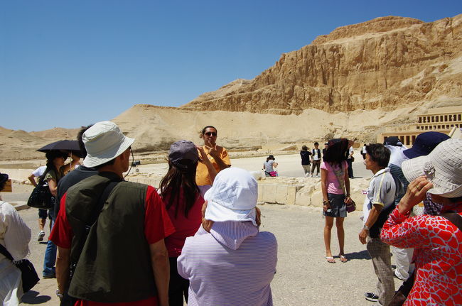 王家の谷に引き続き、ハトシェプスト女王葬祭殿を訪れました。<br />ここは、1997年に日本人も巻き添えになったテロが起こった場所でもあります。ですが、物騒な雰囲気はまったくなく、ガイドさんも陽気に案内していました。<br /><br />エジプトは、このテロ以降、国の根幹である観光産業を守るため、遺跡を中心にかなり厳しい警備を敷いていますので、現在は安心して観光できます。