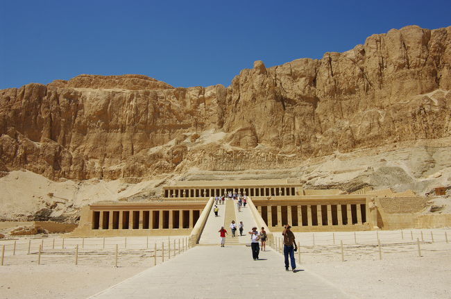 ハトシェプスト女王葬祭殿の正面です。<br /><br />97年当時、僕は9歳でしたが、ここでの惨劇のニュースをよく覚えています。<br /><br />でも実際はとても美しい場所です！