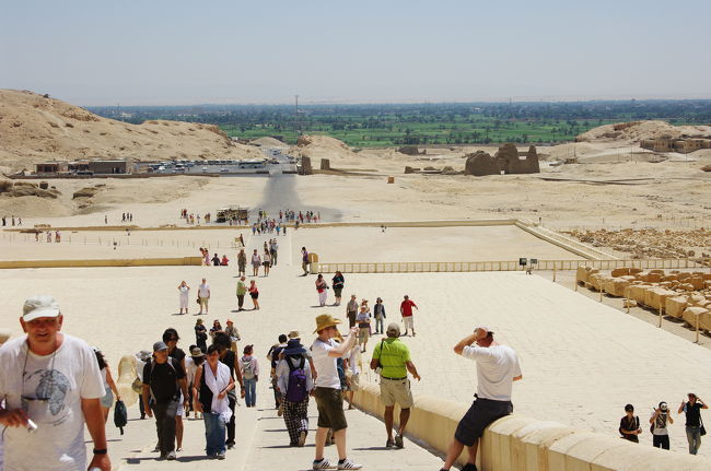 ハトシェプスト女王葬祭殿の正面の坂を登りきったところ。<br /><br />遠くには青々としたナイル川の穀倉地帯が一望できます。<br /><br />この神殿が栄えていた当時も、きっとそう変わらぬ眺めだったのではないでしょうか。そう考えるとロマンを感じます。