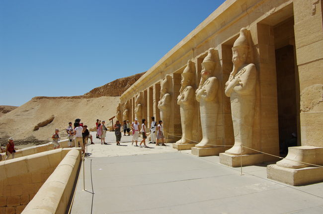 ハトシェプスト女王葬祭殿。<br /><br />正面のテラスから。