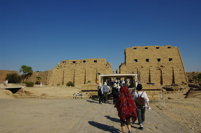 午後は、東岸観光です。いわゆる市内です。<br /><br />まずは、カルナック神殿へレッツゴー。