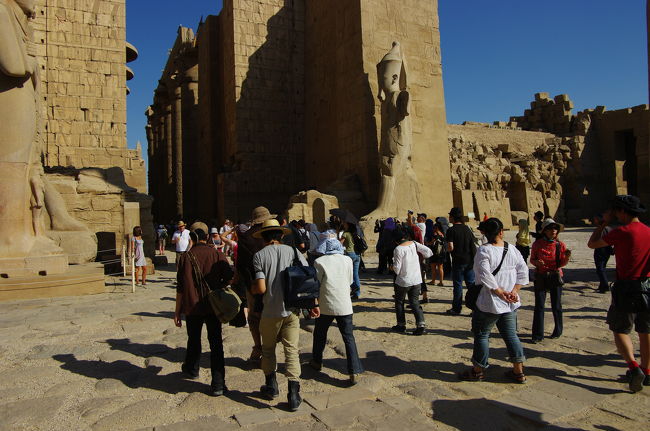 カルナック神殿は、市街地に隣接して観光しやすいとあってか、けっこうすごい人でした。