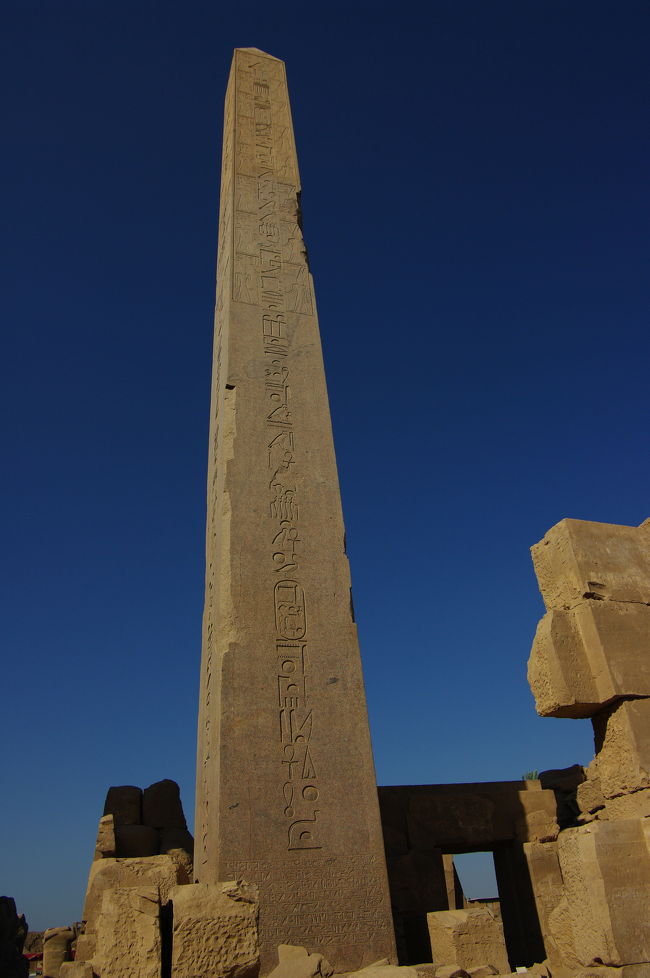 カルナック神殿のオベリスクです。<br /><br />当時の技術で、どのようにしてこの巨大な石を立てることができたのか、未だに謎だそうです。