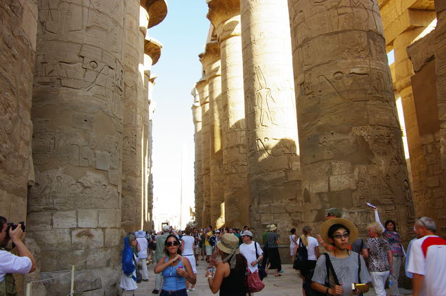 カルナック神殿内部。<br /><br />柱がでかい！