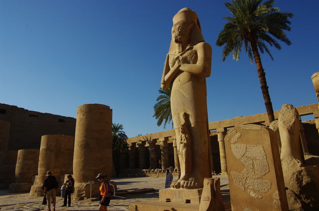 空が青いです！<br /><br />そんでもって、熱いです・・・。<br /><br />サングラス掛けてないと、目が痛くなるほど。