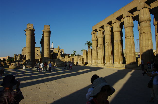 カルナック神殿に続いてルクソール神殿に向かいました。