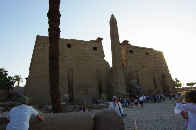 ルクソール神殿と正面のオベリスク。<br /><br />本来、このオベリスクは左右2本ありましたが、1本はパリのコンコルド広場に運ばれてしまいました。