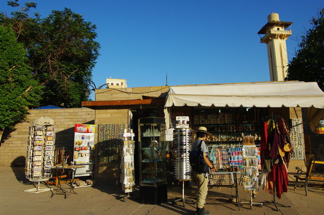 ルクソール神殿の売店。<br /><br />エジプトの遺跡には、ほとんどどこも出入り口の所にこのような土産物屋さんがあります。