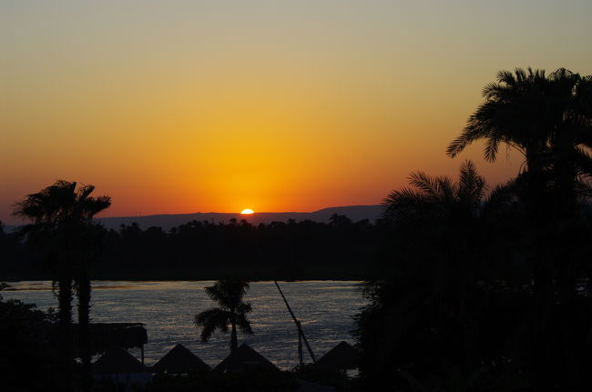 今日もいろんなところを観光して、夕方、無事ホテルに戻りました。<br /><br />ナイル川ビューの部屋から見える夕日。ナイル川西岸、王家の谷がある山に沈んでいきます。