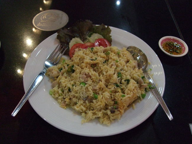 いつも行くお店で、炒飯＝フライドライスです。<br />炒飯はタイで食べるのが最も美味しいと思います。<br />日本にいると苦手なのですが、タイではニュクマムをたっぷり効かせた炒飯が絶品です。